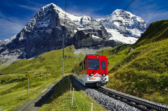 Highlights of the Swiss Alps & Italian Lakes – 8 Days